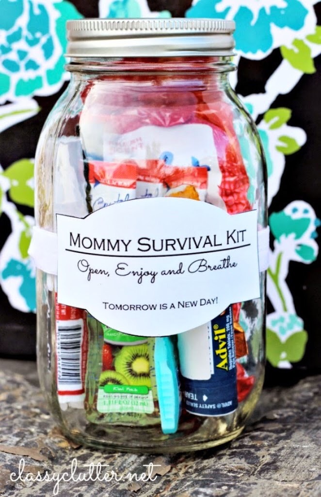 Mommy Survival Kit ! 😂❤️👗
This one is perfect as in my mom would love it! Here in this one is some quick snacks, gum/mints, Advil, hand sanitizer and wet wipes! These also work for aunties, uncles, sibilings, grandparents and your father!