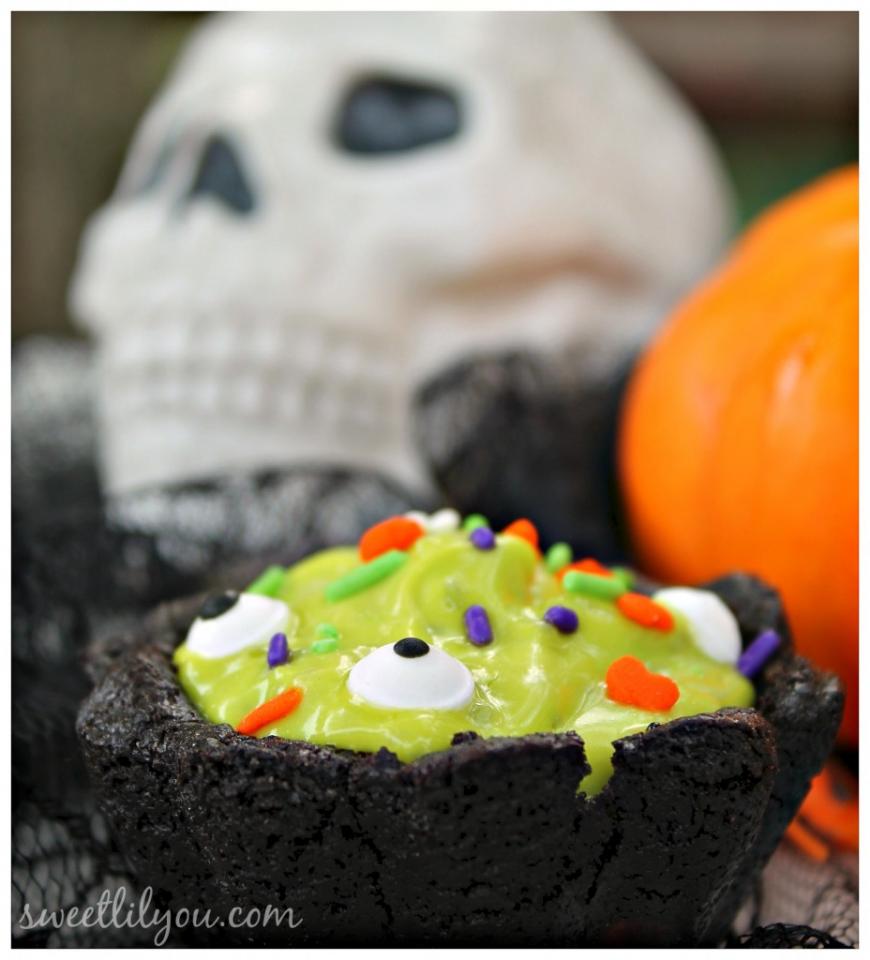 They looked creepy, but I wanted to add more spooky elements! I had picked up some candy eyes and some festive Halloween sprinkles to add to the top. And with those little touches, my cookie cauldrons were complete! I only wish I’d thought to add a little pretzel stick to “stir” the brew!