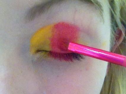 💕Apply that as a middle stripe, going upwards to the top crease.💕