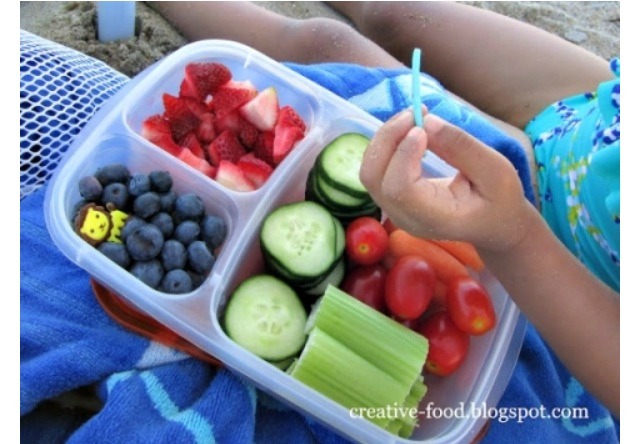Always bring finger snacks to the beach🍇