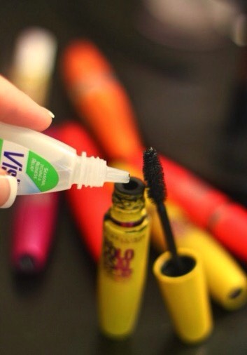 Does your mascara ever seem extra clumpy or dry? Well a way to get rid of that is to squirt 2-3 drops of eye contact solution and shake it to blend into the mascara solution!ππ½