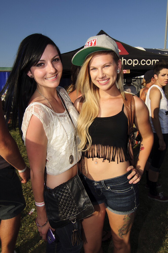 Wear something comfortable and loose. Warped tour is very hot considering it's in the summer and you're surrounded by hundreds of people. Make sure you don't wear anything expensive! Remember to bring cheap sunglasses and DONT wear a bikini top because some guy will just yank it off.