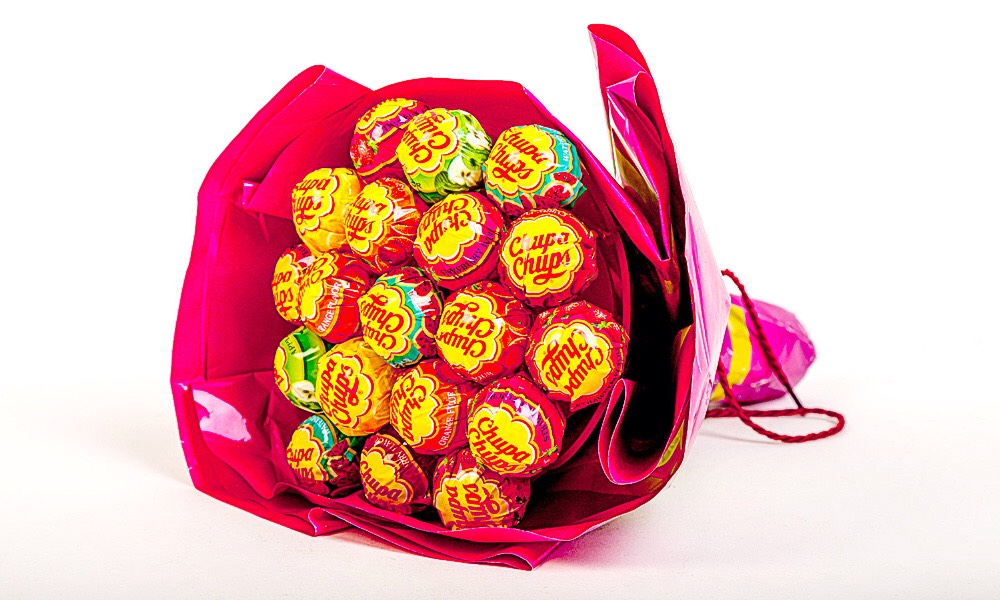 This is a cool diy prezzie, for someone sweet hehe. Foil costs about £1 and one lollipop about 20p so you can roughly work out the price depending on how much lollipops you want