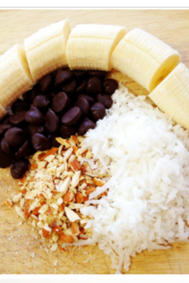 2/3 cup dark chocolate chips
1/4 cup shaved coconut
1/4 cup chopped raw almonds
2 bananas
Popsicle sticks
