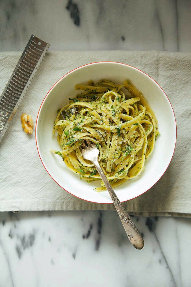 12. Versatile Vegan Pesto 
Walnuts + garlic + pea shoots + mint leaves. (Plus, whatever you'd like to pair the pesto with — like pasta, crusty bread, or veggies.) Get the recipe.
http://www.buzzfeed.com/thefirstmess/vegan-pesto-you-can-put-on-everything#1n0n7vy
