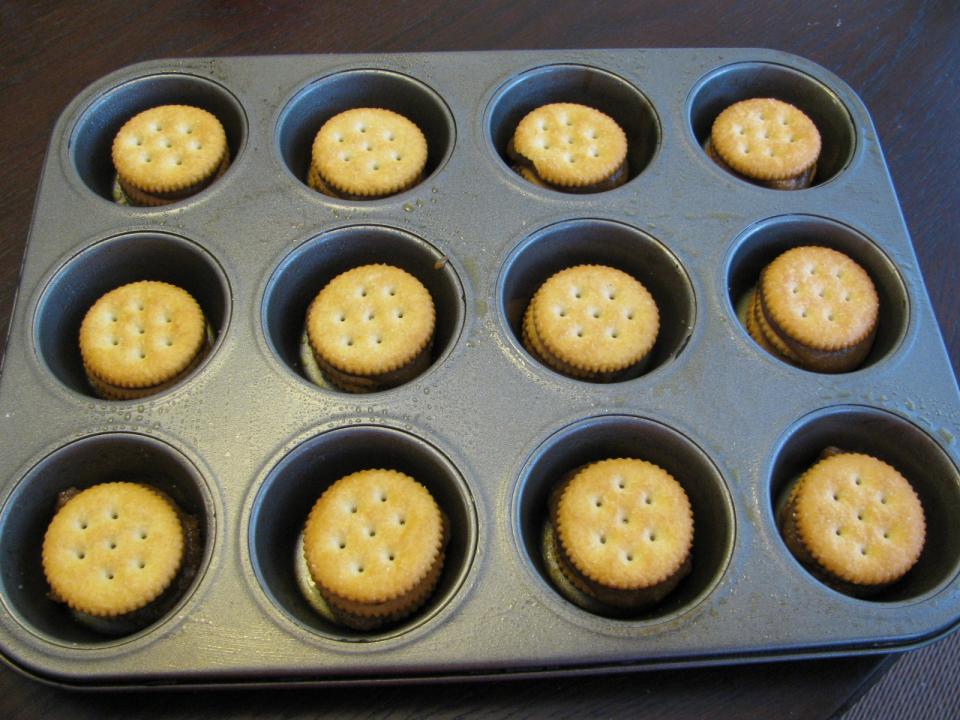  Layer another cracker on top and press down a little to spread it ou