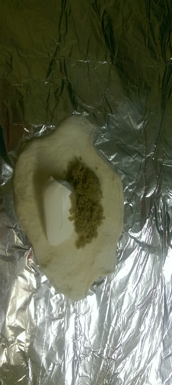 flatten out your pre-made bisket put 1tbs off your Cream cheese and a 1tbs of Brown suger in the middle, be careful not to much becouse it will overfill.