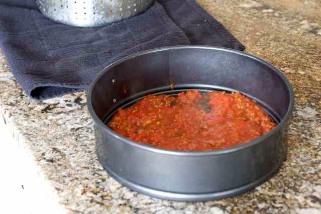 Add a layer of sauce to the bottom of the spring form pan