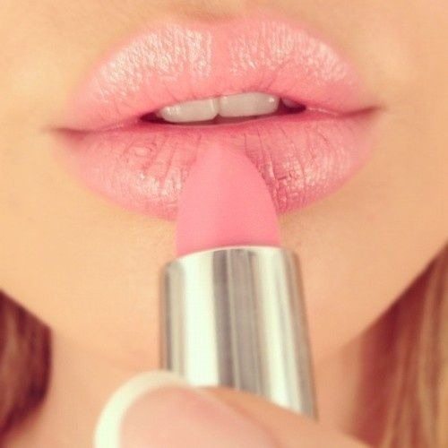 LIPSTICK
✔️After applying lipstick, blot it with some tissue then apply another coat. This will make it last longer.
❌Apply a lipstick that's too light for you. You need a nude that is nude to your skint one and no one else's. 