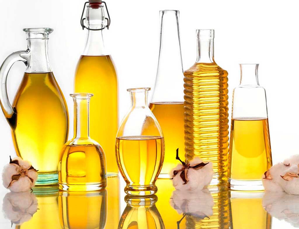 ✨USE OILS✨
Using oils such as macadamia oil, coconut oil, Morrocan oil, is so good for your hair. It promotes hair growth aswell as keeping your hair super healthy and can also control frizz