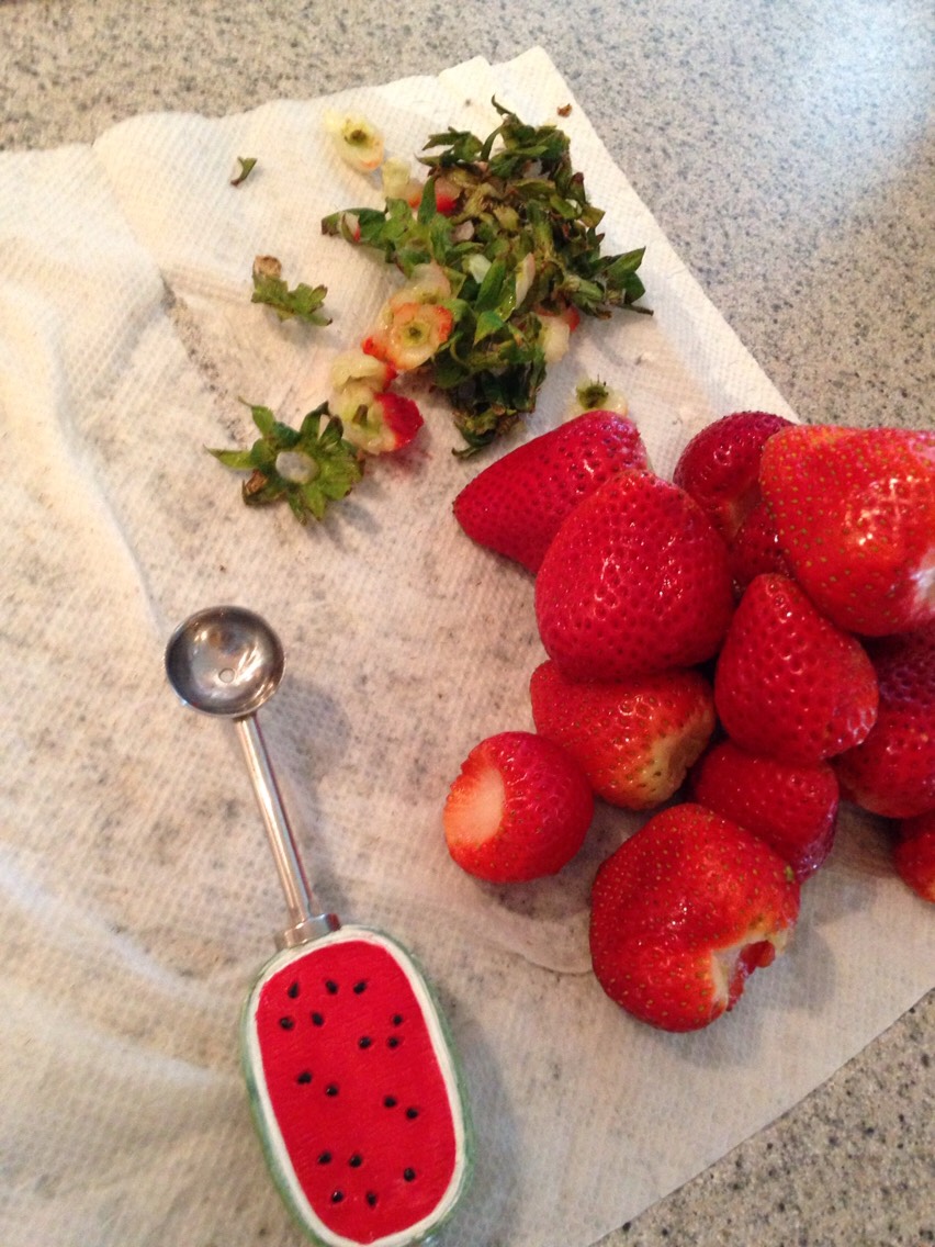 Throw the stems out and enjoy🍓perfect for strawberries and crème