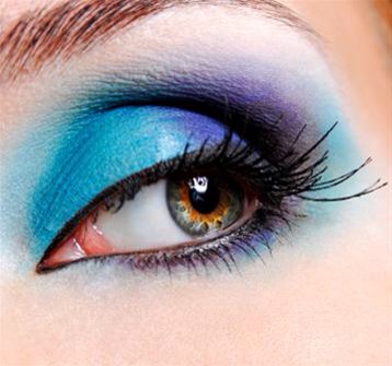 EYESHADOW 
✔️Eyeshadow looks stunning so play with colours and textures but always blend the colours together. 
❌You don't want harsh lines so invest in a eyeshadow brush to blend. 
