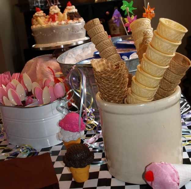 For desert, display an ice cream bar.
Perfect for a summer wedding ☀️