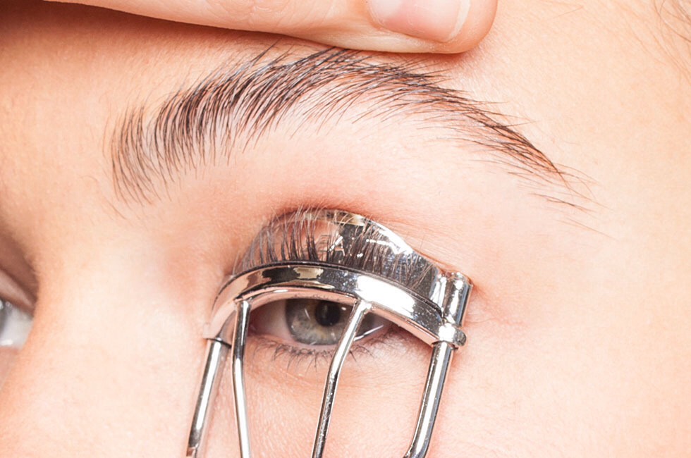 7. Curl the lashes (optional)
-curling the lashes makes the lashes voluminous without all the hassle of the many coats of mascara and looks more natural than 3-4 coats of mascara. If your lashes are naturally very pigmented, you could skip mascara and just curl them.