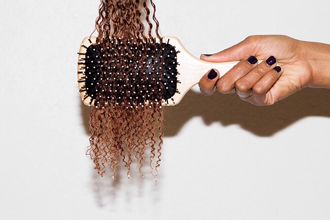 Now when have wet hair and brushing it with a brush can actually damage your hair 😁 like causing hair to  break off  and frizzy hair and having split ends 😷 