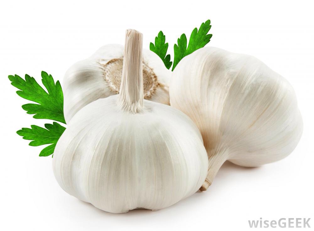 Garlic has antiseptic properties that kill the bacteria trapped in your pores. Try cutting a clove of garlic in half, and rubbing the juice on your acne. Alternately, you can mince garlic into a paste and apply it directly to your pimples. Allow to sit for 15-20 mins before rinse.