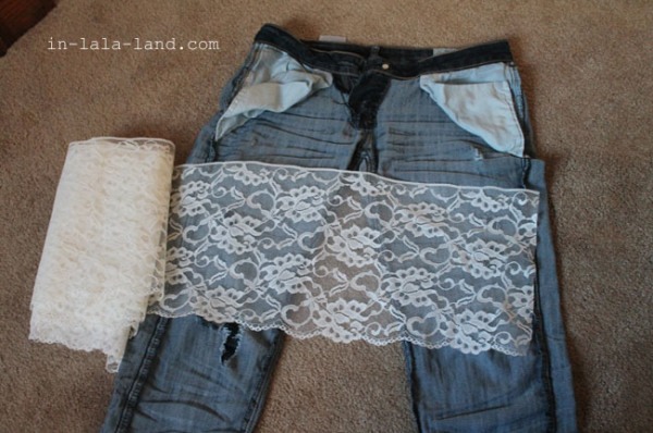 What you will need:
Old pants to repair
Lace fabric (or any other desired fabric)
Scissors
Sewing needle and thread
Pins