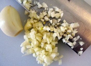 First,chop up some garlic