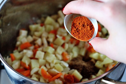 12. Add the ground cumin, chili powder, and garlic. Cook for another 2 minutes, stirring constantly.