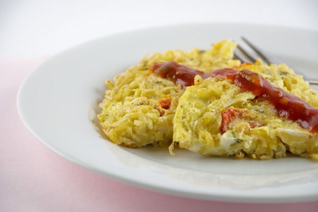 10. Ramen Noodle Omelet: These two ingredients are likely already waiting in your kitchen — ramen and eggs. This combo is a great alternative to more glamorous lunch options, or perhaps just a cheap way to beef up your breakfast. When it comes to eggs, it’s always okay to get creative with add-ins.