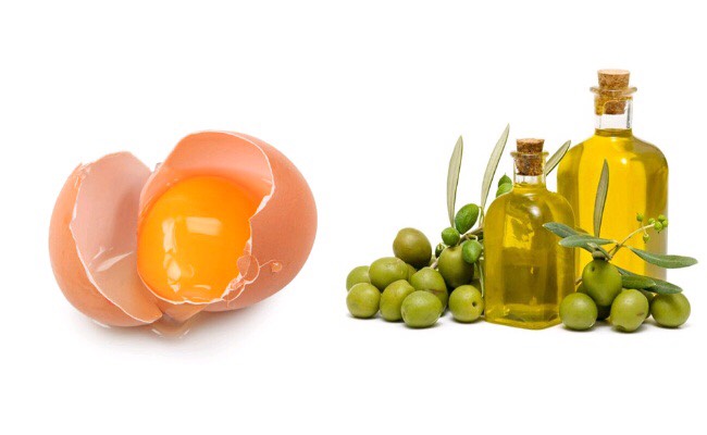 4. EGG YOLK AND OLIVE OIL MASK
