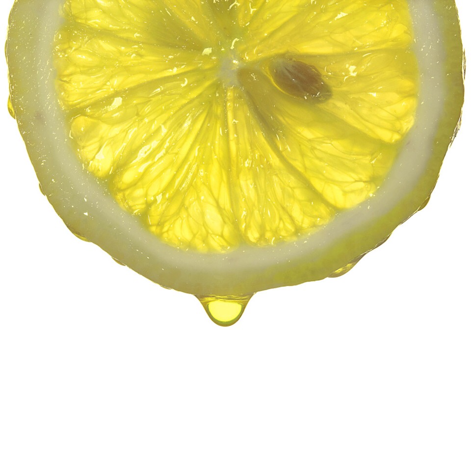 Treatment one: Lemon juice
Cut a lemon slice and rub it gently on the pimples which irritate you, the citric acid in the lemon will kill the acne causing bacteria and also help tighten your skin. Since it is anti-inflammatory, the redness in the pimples will reduce effectively.