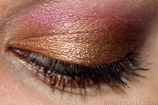 4. Shimmer

This really goes for any and all eye colors! Adding in a bit of shimmer to match your eyeshadow color can really make your eyes pop and is the ideal makeup trick for brown eyes. Come on ladies, who wouldn't want to add in a bit of shimmer to their shadow?