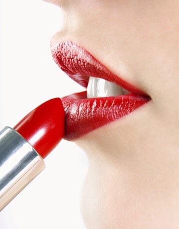 When choosing a red lipstick, you just want to remember to get one that looks good with your undertone. If you have a warm undertone, then go for warmer reds, and if you have a cool undertone, then go cooler.💄