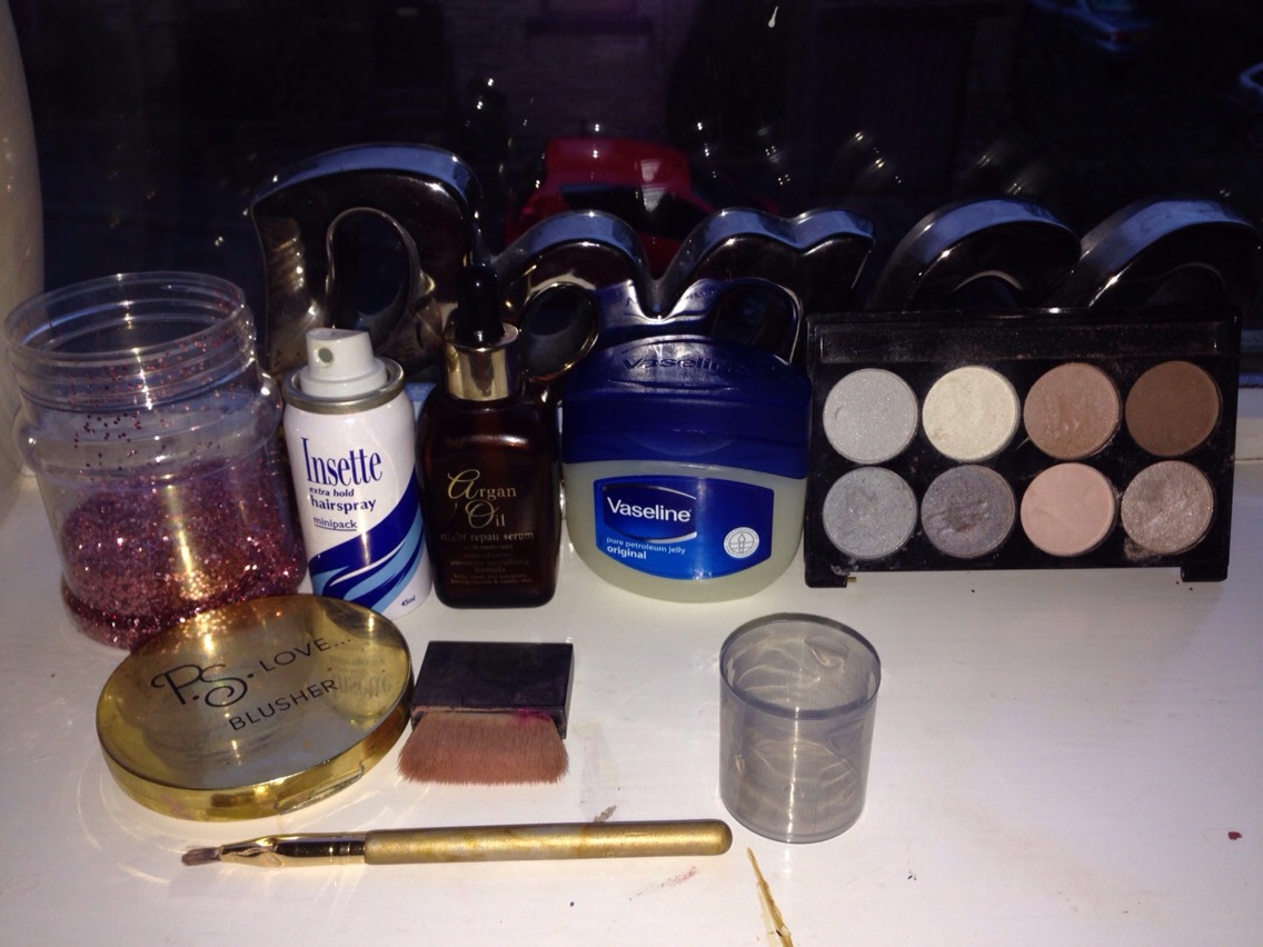 What you will need;
Glitter
Vaseline
Container 
Brush to apply and brush to puff off
Eyeshadow for base coat. (Optional)
Oil for lips to be smooth