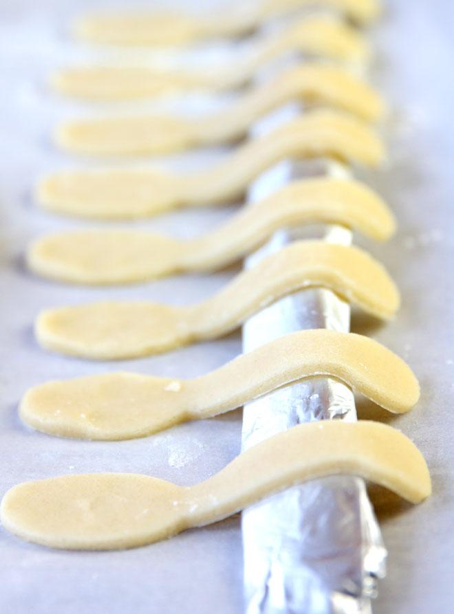 Roll up aluminum foil into a long thin shape and place handles over it to give spoons a real shape!