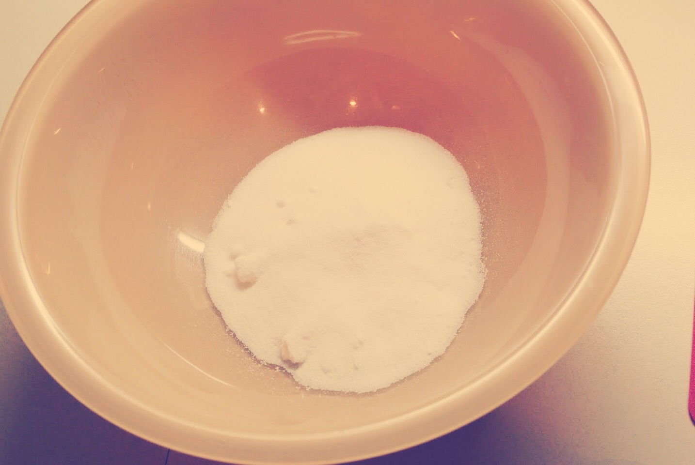 Step 1: Pour the sugar into the small bowl and add 1 teaspoon of honey at a time while mixing. Mix until it's thick like caramel.