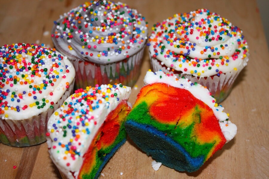 Step 10 Final Step)
Take the cupcakes and swirl the frosting. You will see a tie-dye effect.
 •
•
Tip)
Don't make the colored batter too dark. The cake will end up muddy if you do.