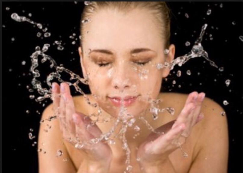 After you've had your breakfast, you can start getting ready for the day. Even if you don't wear makeup, it's a good idea to cleanse your face with a light cleanser and warm water. Using a cleanser removes oil from your face that built up as you slept.