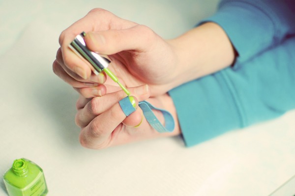 If you don't have a French tip guide, you could cut out your own personalised tips using paper.

Or...even easier you could use a rubber band as shown above (except the other way round)! A great idea! 
