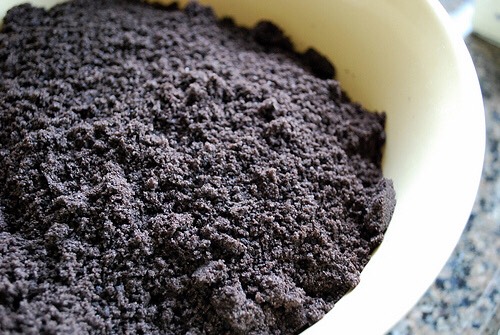 FIRST STEP:
Crush those sexy Oreos. 