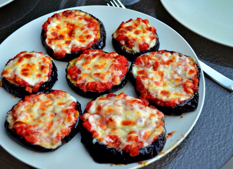EGGPLANT PIZZAS
Turning your veggies into a tasty pizza is a great way to entice anyone. Use thick sliced of eggplant as the crust, and pile on basil, tomatoes, cheese, and other ingredients that you're drawn to. After cooking, these treats will be perfect as party snacks or family dinners!