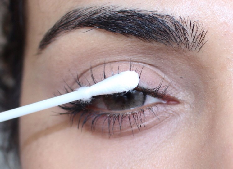 DIY FALSIES
Apply mascara to each lash. Dip a cotton swab into baby powder and brush across each lash including the tips. Now when you apply the second coat of mascara, it will stick to the powder and give you a longer and fuller look.
