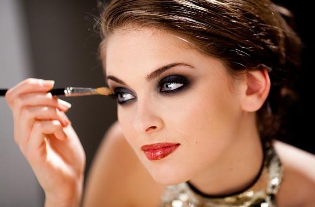 22. The applicators and brushes that you use should be of very good quality. Usually those which come with your make up are not very good.
23. If you are using a bright lipstick shade, then try going light on the eye makeup or else it may end up as a disaster.