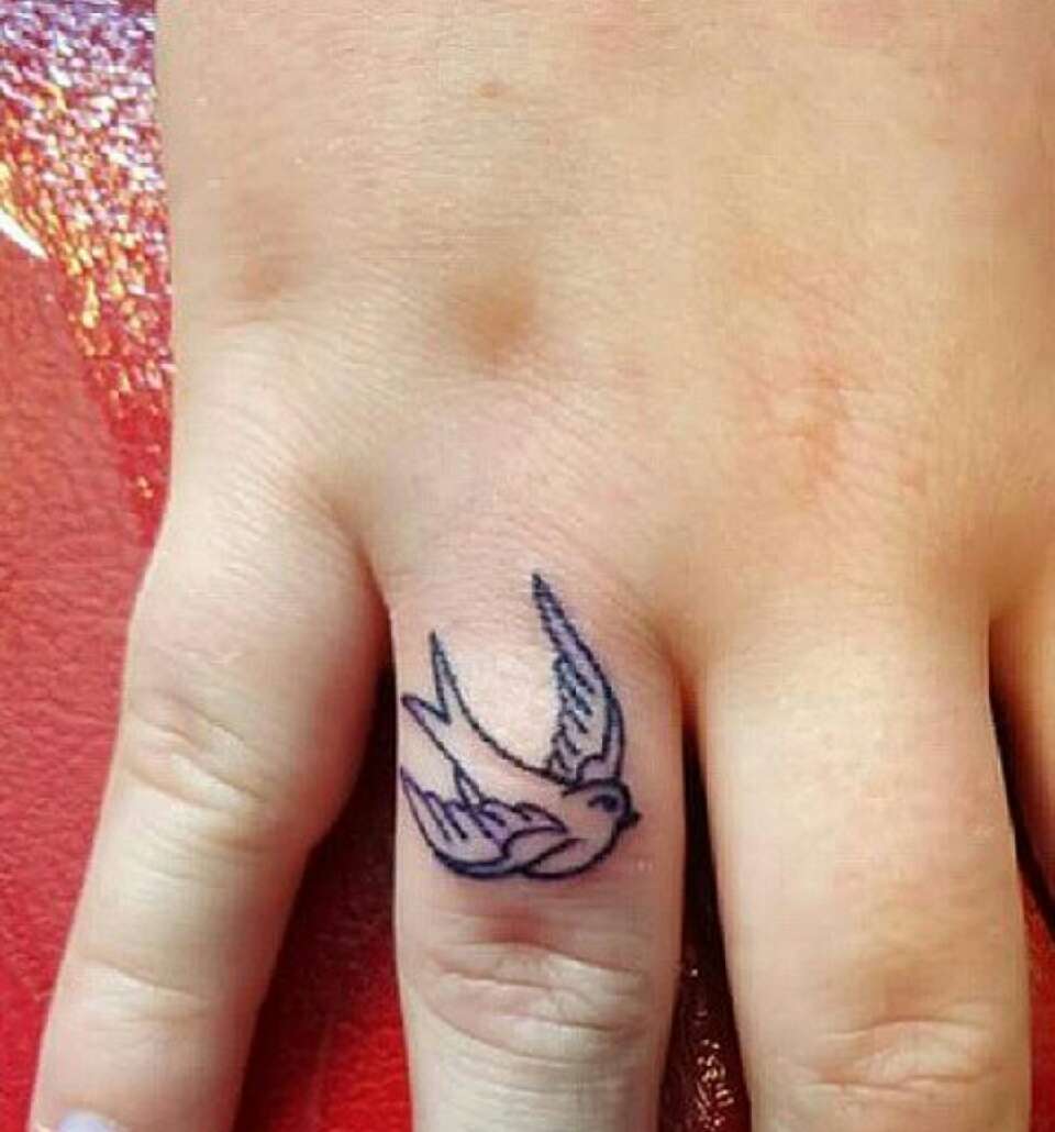   Beautiful Dainty Finger Tattoos For Women!
