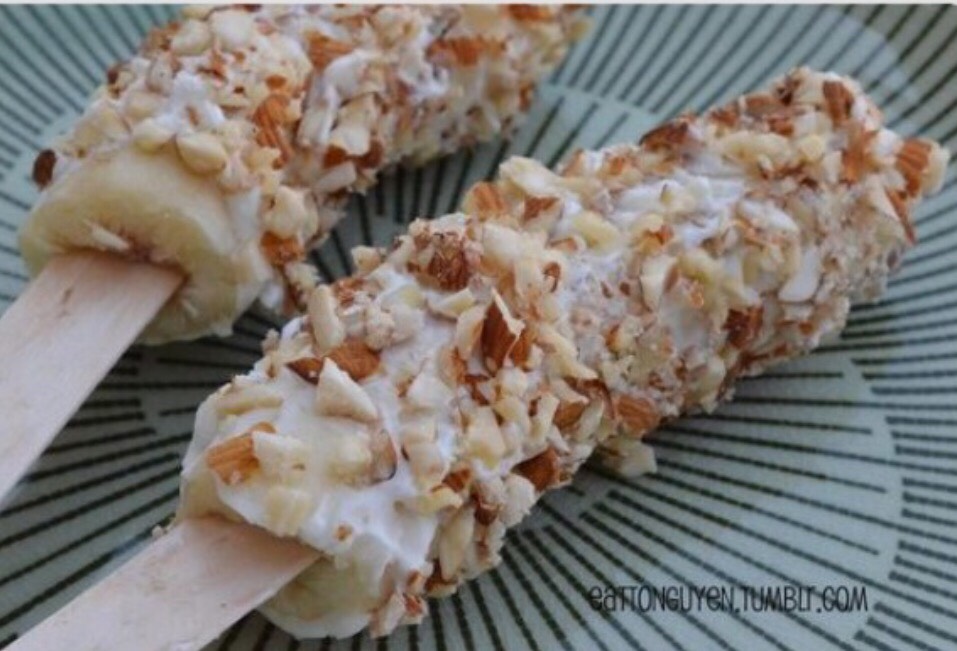 A banana covered in low fat Greek yogurt dipped in oats or granola then frozen is delicious 💕