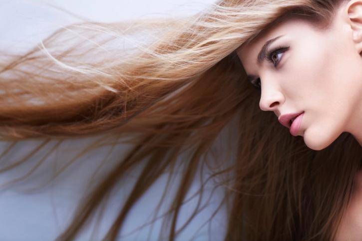 9. Vinegar Magic:
Pour about 1 tbsp of vinegar as you wash your hair the next time you’re in the shower. Rinse well and shampoo for super-soft and shiny hair!