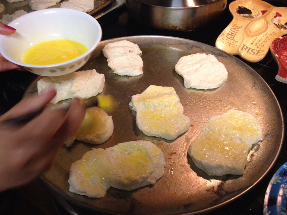 Coat each biscuit with egg wash. 