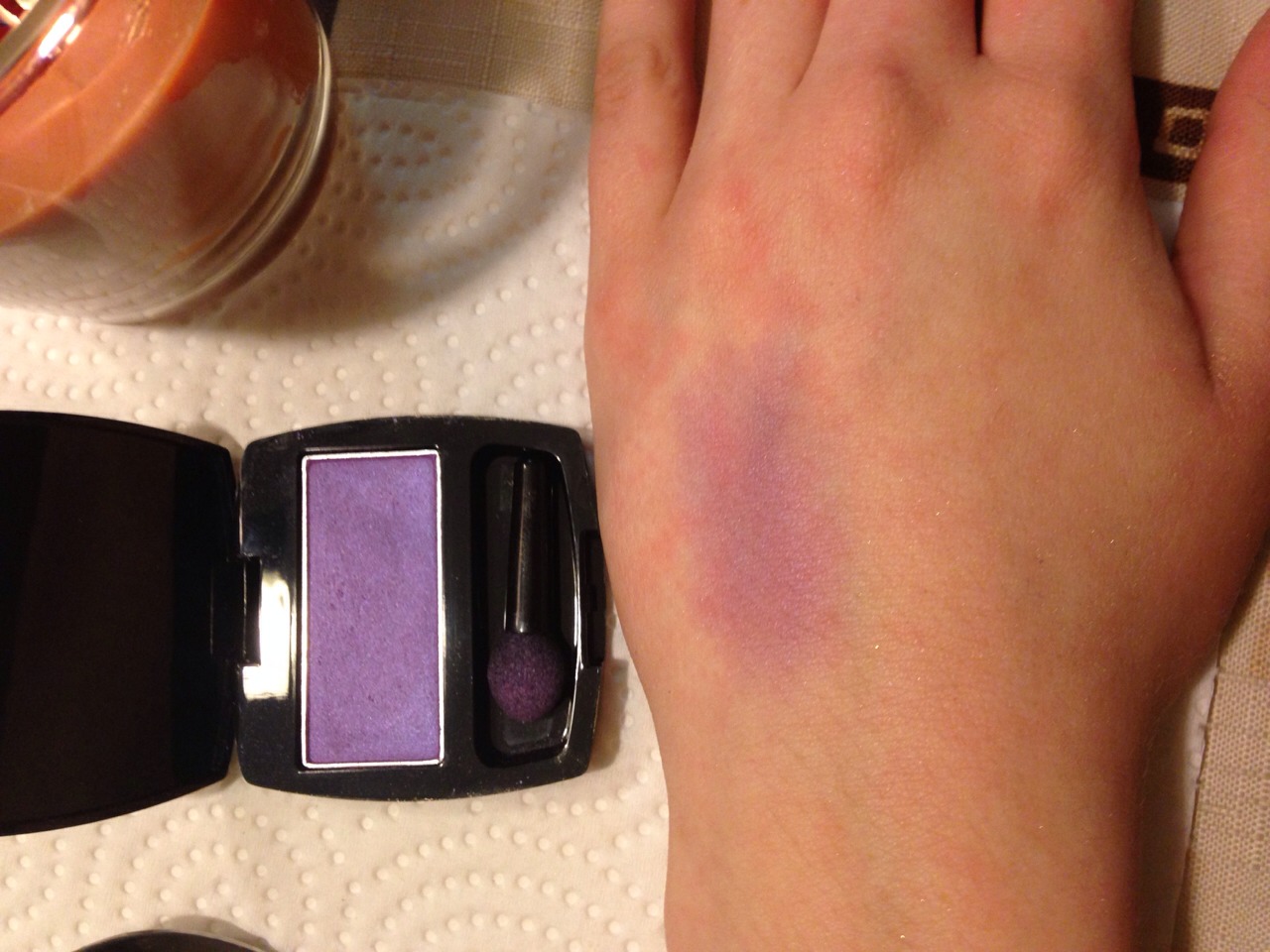 Tired of dull eyeshadow colours? Transform your dull eyeshadows to vibrant cream shadows! 