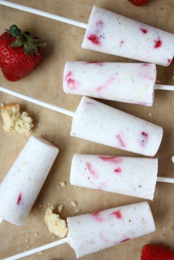 7. Strawberry shortcake Greek yogurt popsicles:
Mix 1 cup non-fat vanilla Greek yoghurt with 1/2 cup of milk and 1/2 tsp of ground vanilla beans until smooth.
Then, gently stir in 1/3 cup of chopped strawberries and 1/3 of a shortcake, crumbled.
Pour into popsicle moulds and freeze for 3 or 4 hrs