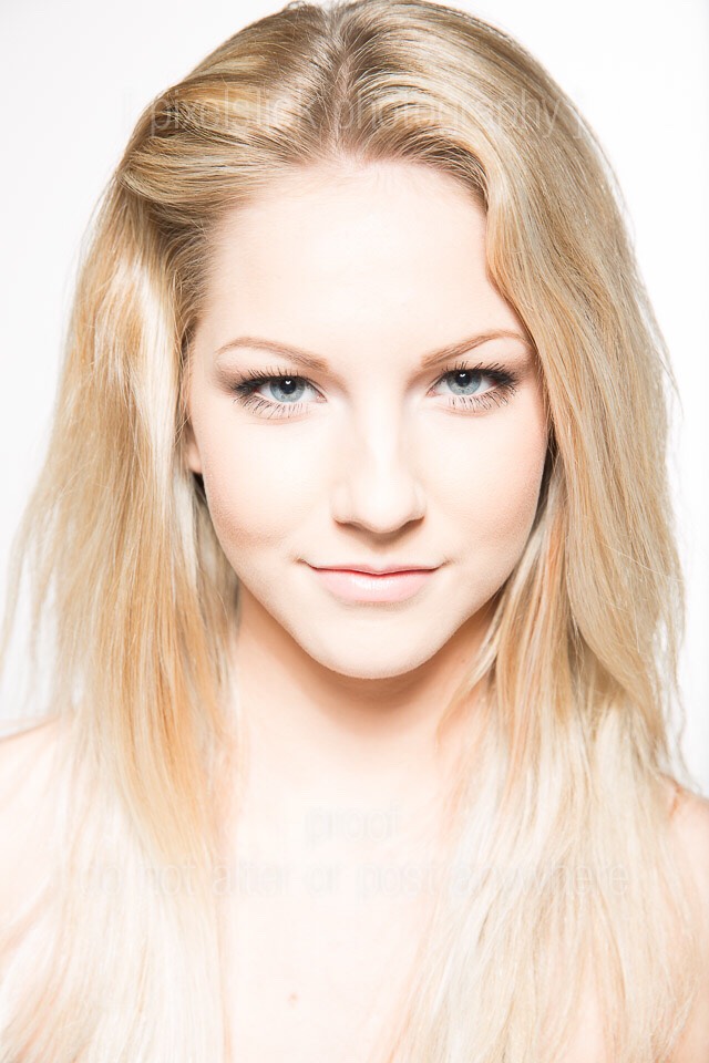 Alisonlovesjb is more of a self-taught less experienced make up artist than the other two. But unlike them, she makes a wider range of videos including fashion and hair. Her style is more grunge and hipster. She is gorgeous!