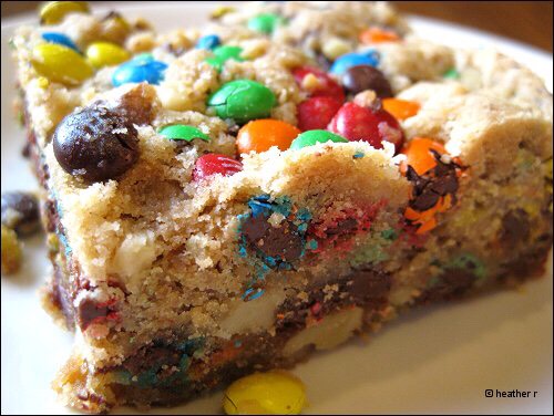 BLONDIE BARS
These literally taste like cake batter fudge and MnM's mixed together in  the little bakery up in heaven. Must try ✊