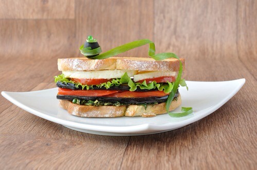 1. Eggplant sandwich
An eggplant sandwich is full of fiber, antioxidants and phytonutrients. It has cancer preventing antioxidants and great taste. Instead of eggplant you can use another vegetables, for example, mushrooms or zucchini.