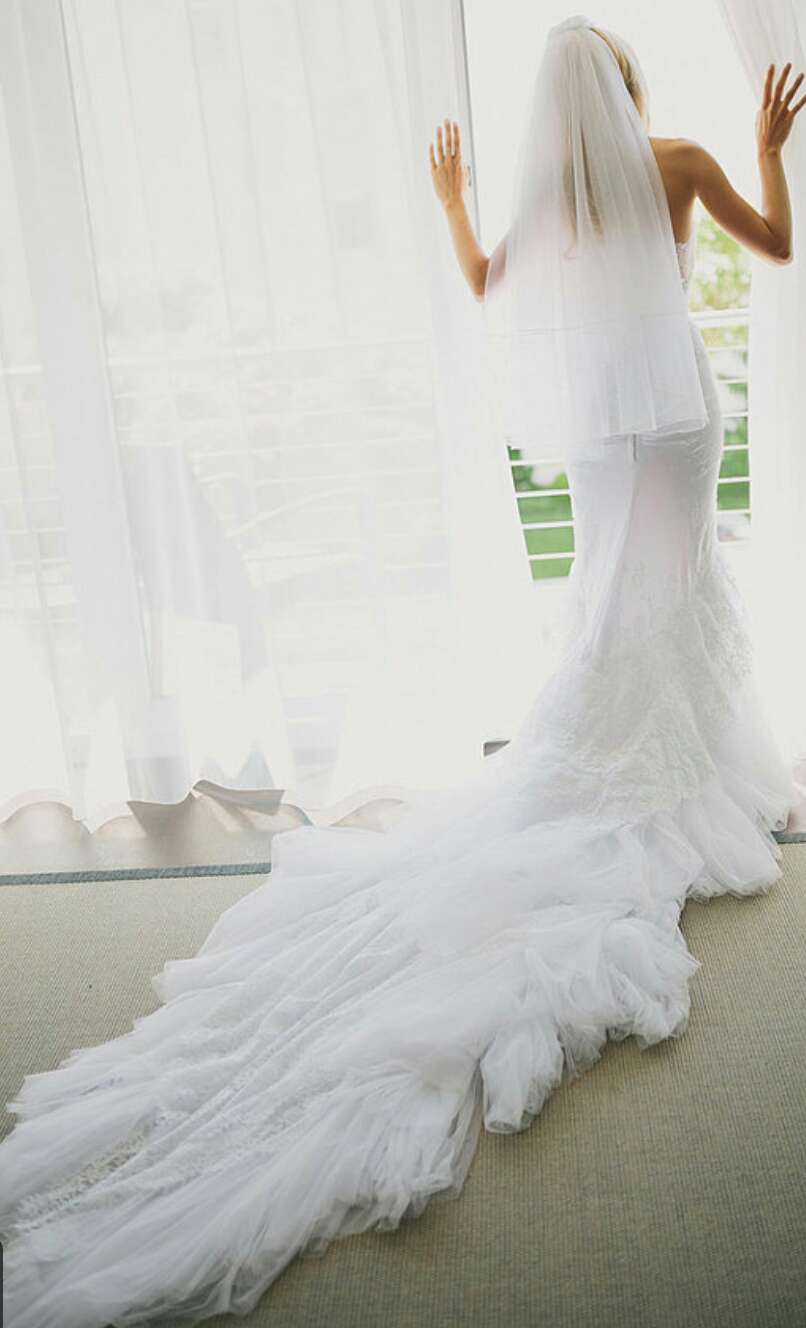 Pictures You Will Regret NOT taking Of Your Wedding Dress! 