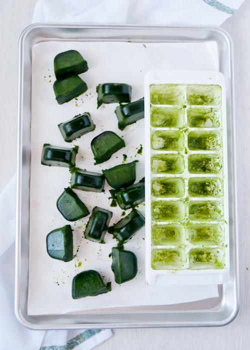 Something I saw a few months ago (and a few of you lovely readers mentioned to me) that I think is brilliant, is making spinach ice cubes to add to smoothies.