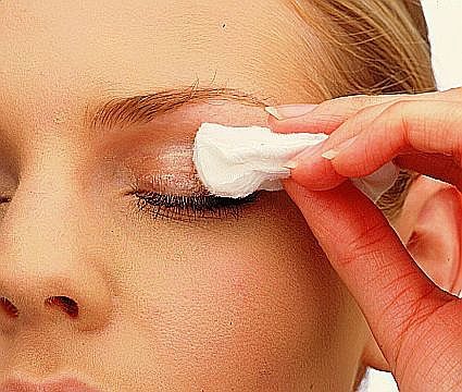 Use coconut oil to remove stubborn eye makeup ... It's a great hack 